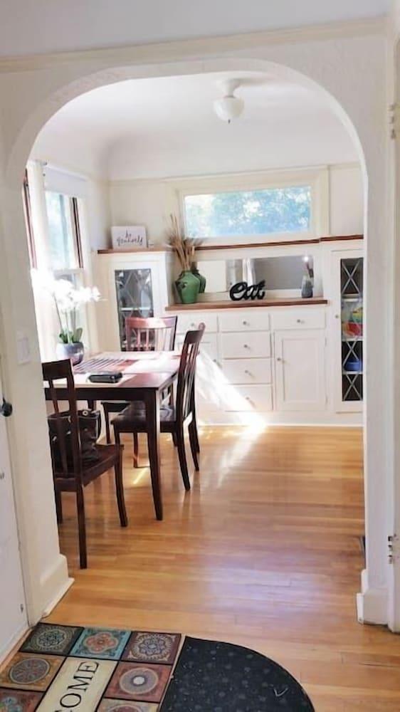 لافلي كرافتسمان سمارت هاوس كينج آند كوين تناول الطعام داخل الغرفة