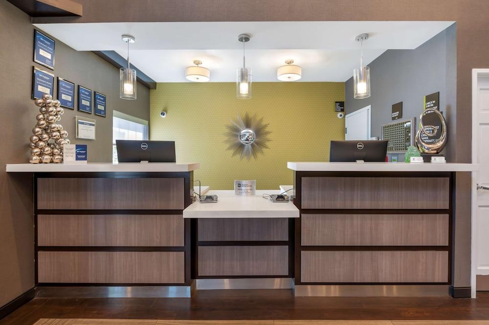 بيس ويسترن هيليارد إن آند سويتس