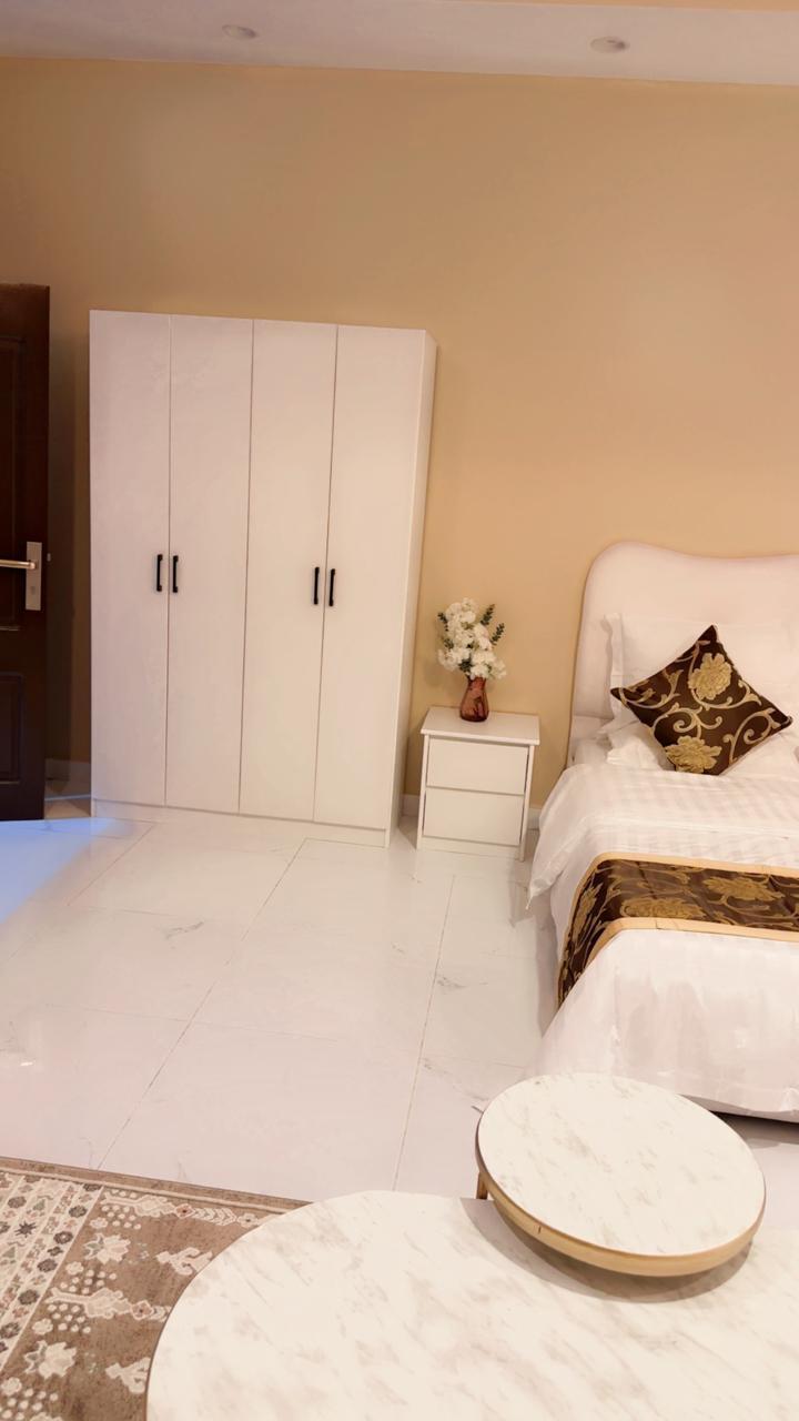 Elegant Studio with Comfortable and Simple Furniture | 5739 Bedroom