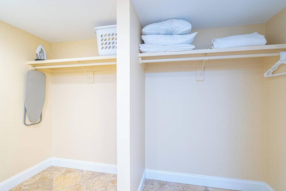 بيتش فرونت بليس آت شورلاين تاورز داخلي