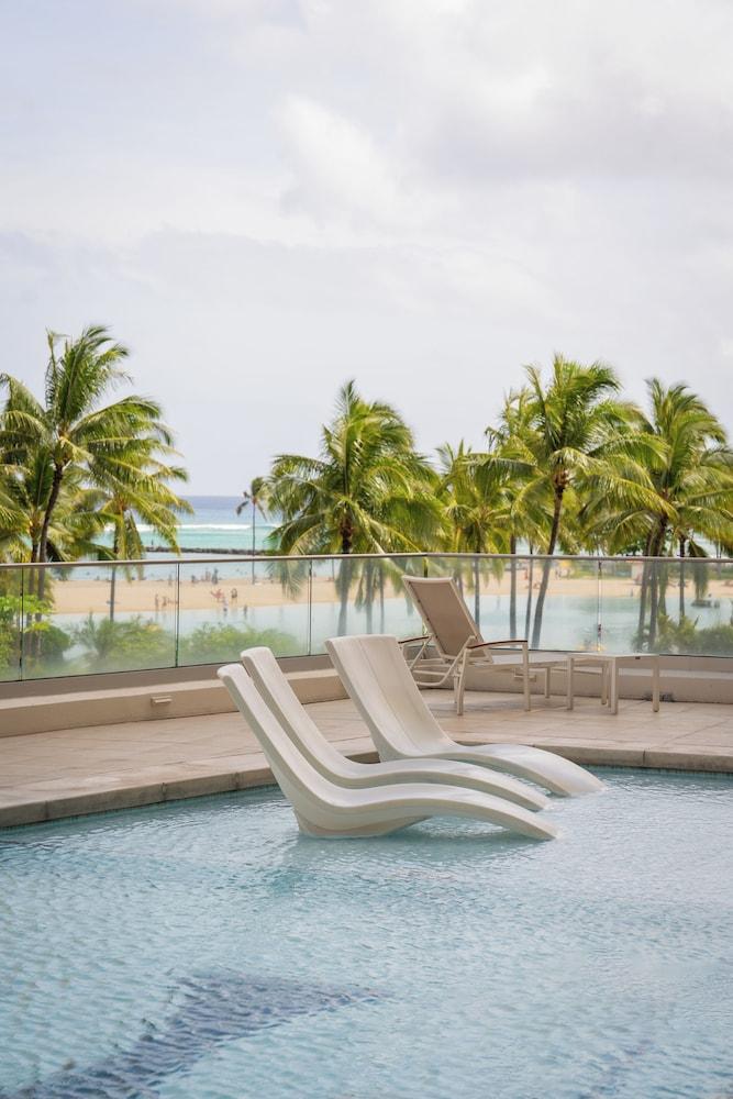 روماناز أواهو جيتاواي ويذ هيتد بول آند سيتي فيوز زحليقة مائية