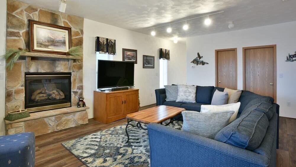 Seven Springs 4 BR Premium Condo, Deck with Views by RedAwning - Save 10% on 3 Nights, 15% on 5 Nights!