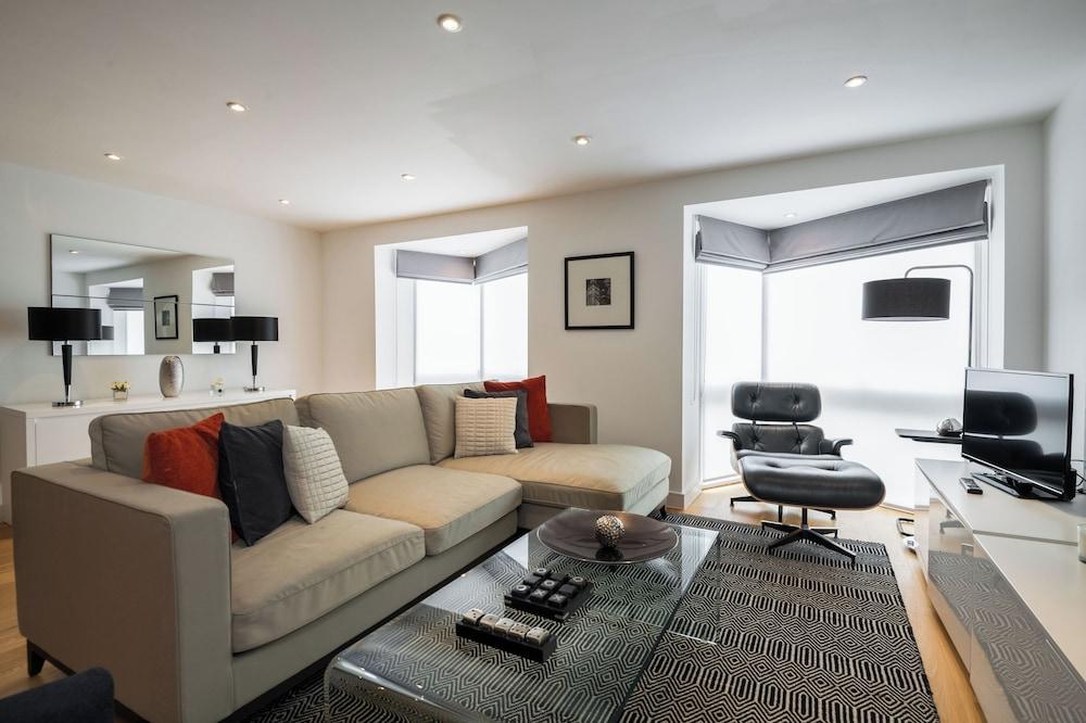 إيه هينت أوف بينك الصورة الأساسية