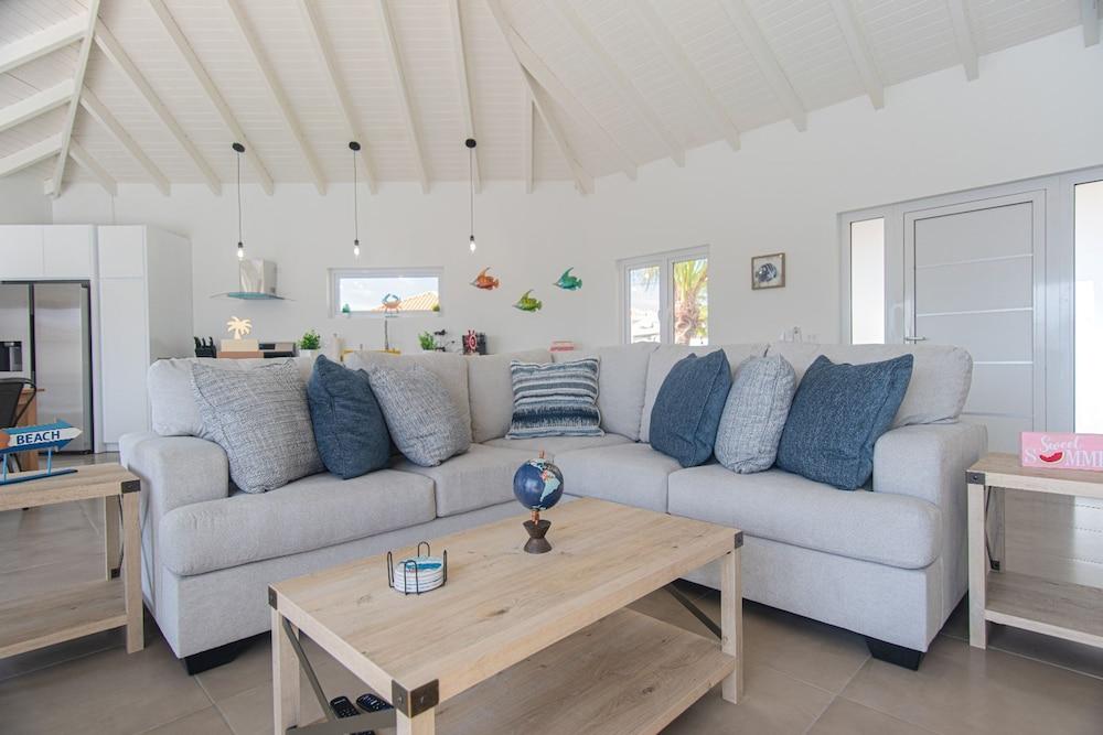 Breathtaking Prvt 4BR Pool Villa 5 Min to Beach Room