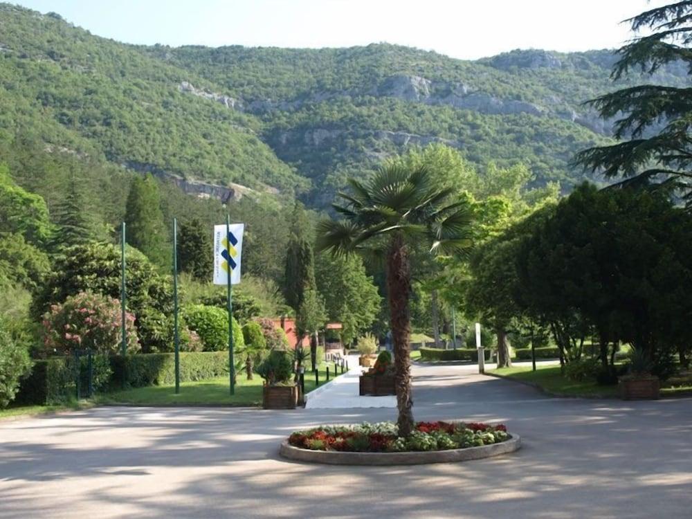 هيلث ريزورت آند سبا إستارسكي توبليس ميرنا المنطقة المحيطة بالمنشأة