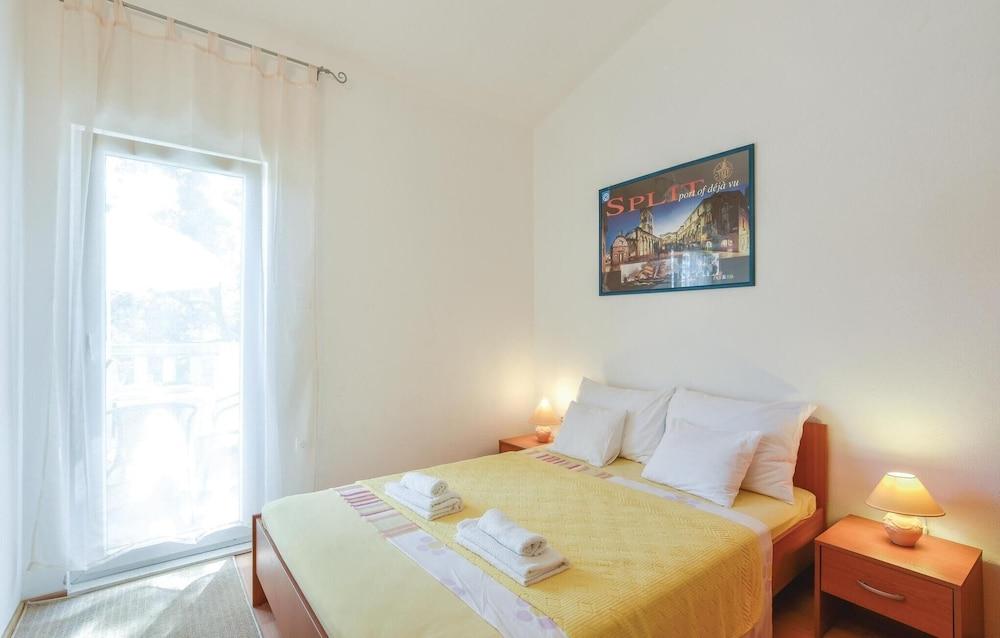 Beautiful Home in Prgomet With Wifi and 4 Bedrooms