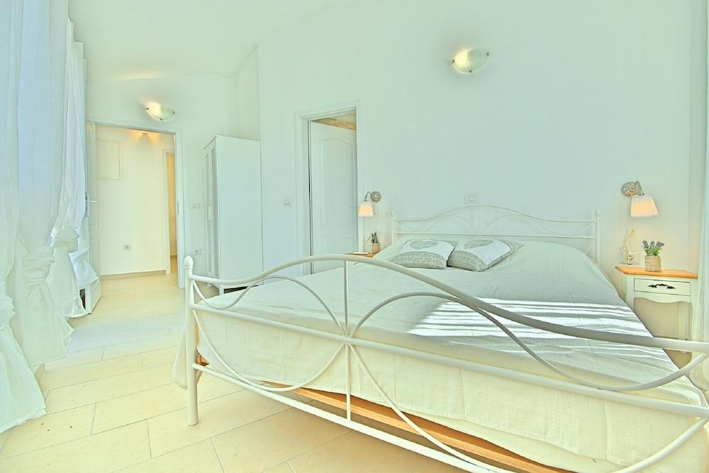 بيسفول فيلا إن سفيتي لوفريك ويذ سويمينج بول غرفة