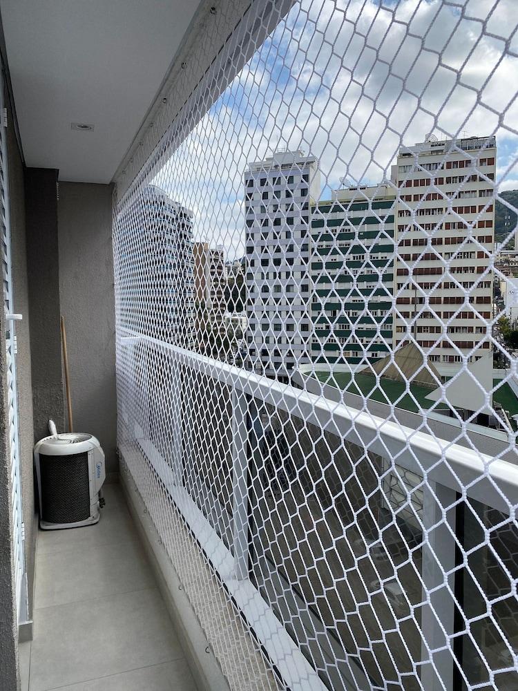 إي بي 2 ك م بيسينا، أكاديميا إي كوركينج المنطقة المحيطة بالمنشأة