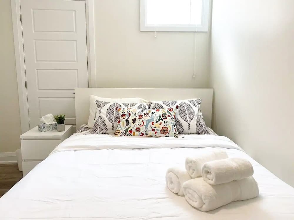 Brand New Basement Apt next to Beach & Go Train Room