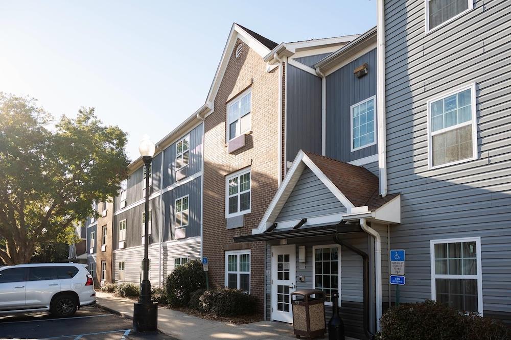 ألوكسويتس آت 1876، آن أسيند كوليكشن هوتل المنطقة الخارجية