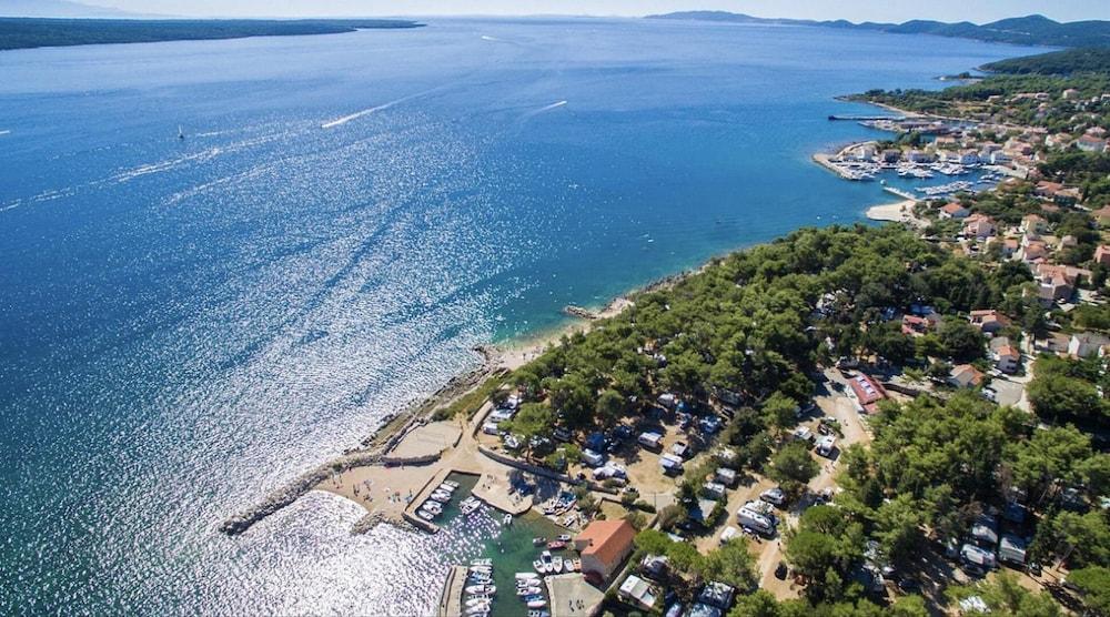 جناح رائع بإطلالة على البحر والشاطئ في مالي لوسيني منظر من الجو