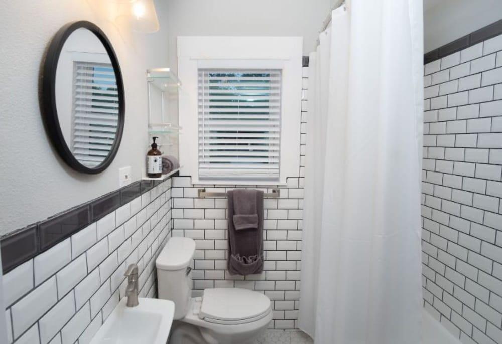 Remodeled Modern 1br/1ba Apt #1 Near Downtown Bathroom