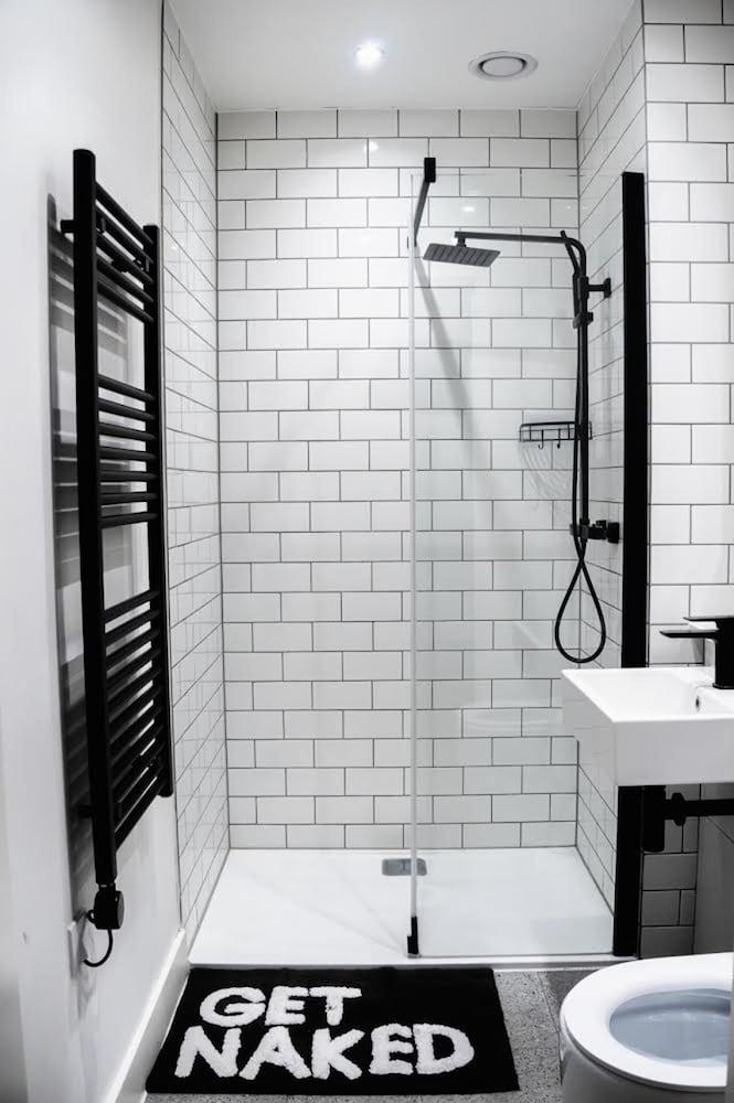 Immaculate 2-bed Apartment in Canary Wharf Bathroom