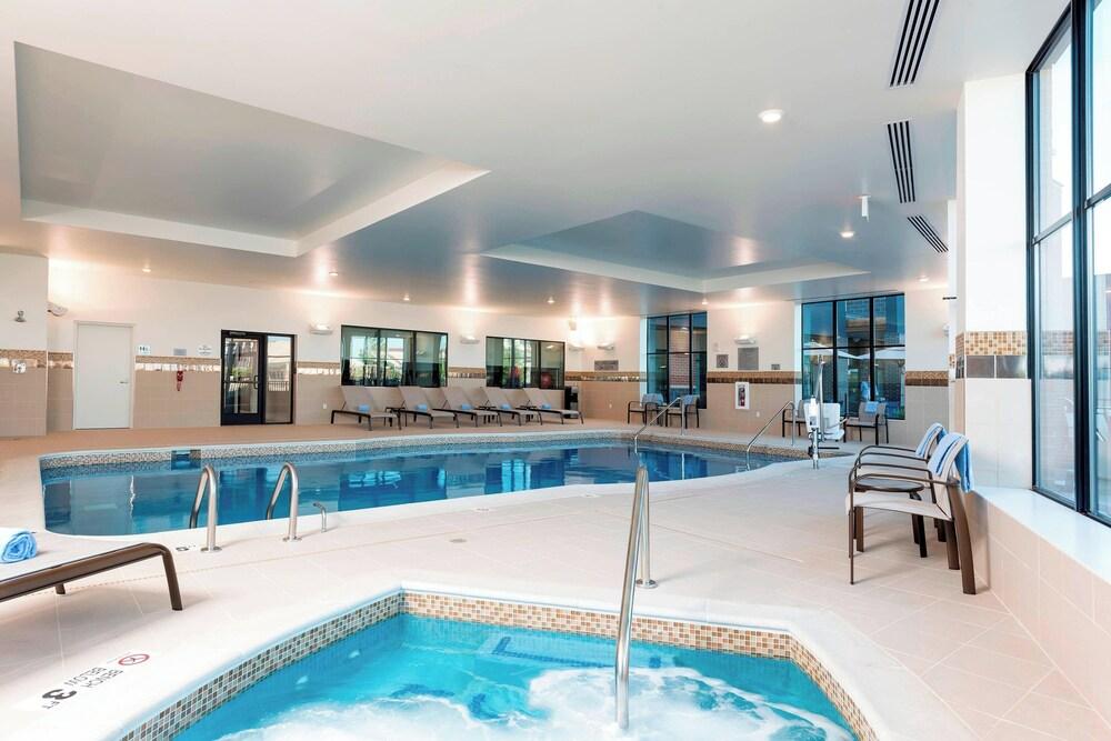 كورتيارد ماونت بليزانت آت سنرال ميشيغان يونفرسيتي زحليقة مائية