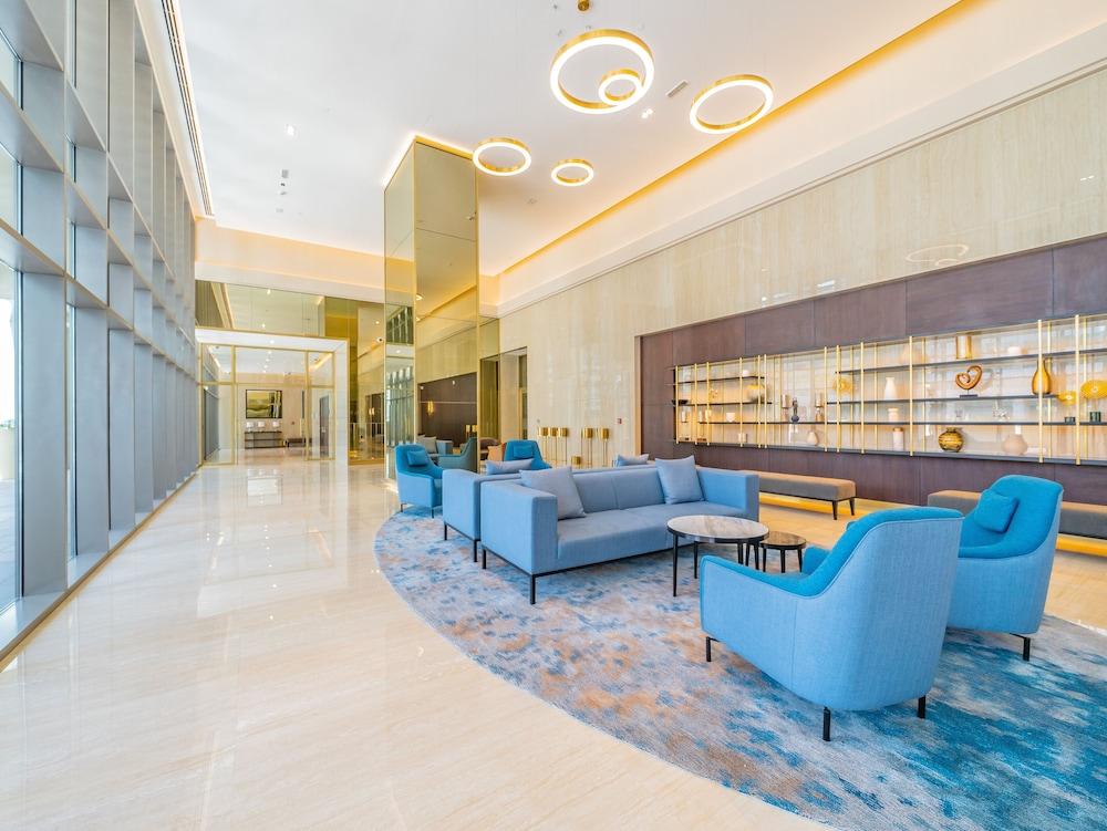 شقة بلمسات فنية تقع في وسط مدينة دبي منطقة الجلوس في الردهة