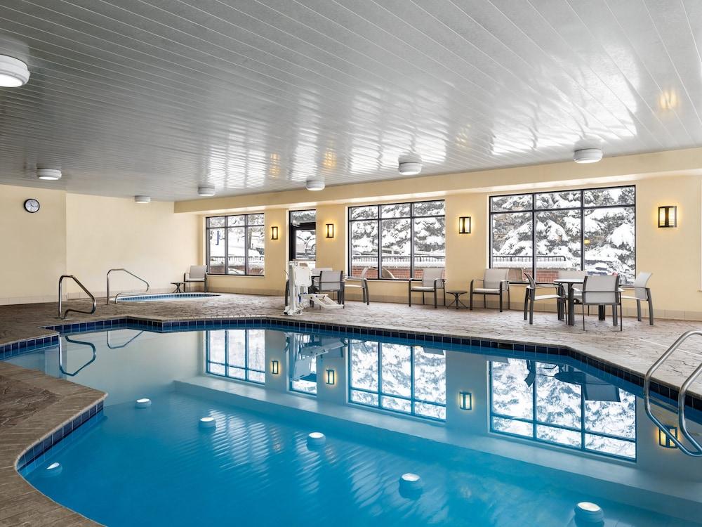 هوليداي إن إكسبرس ميدفيل (ٓي-79 إكزيت 14 ٕيفاي باي آيتش جي زحليقة مائية