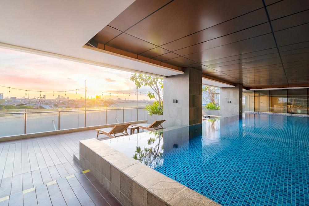 أوك وود هوتل آند ريزيدنس سورابايا حمام سباحة مغطى/مكشوف