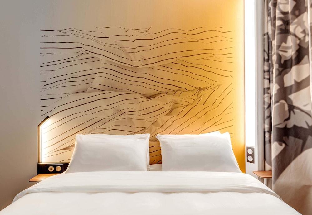 بي آند بي هوتل ماسيو جيناي غرفة