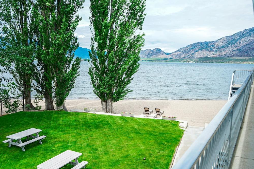 Poplars Motel on the lake