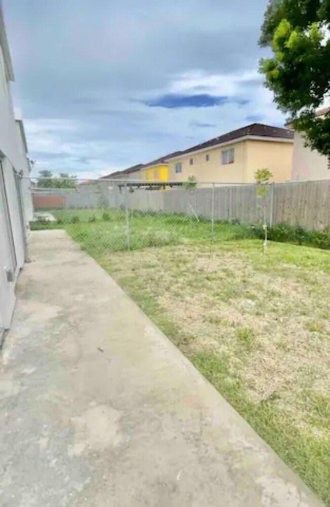 كومفرتابل أوروبيان ستايل هوم 1 بد رومز 4بار ان ممباما ي ايٕ إو فر- 1ر3670 المنطقة الخارجية