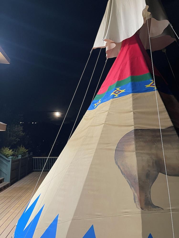 ماونتن أير كوتيدجز، إن، آند جلامبينج المنطقة الخارجية