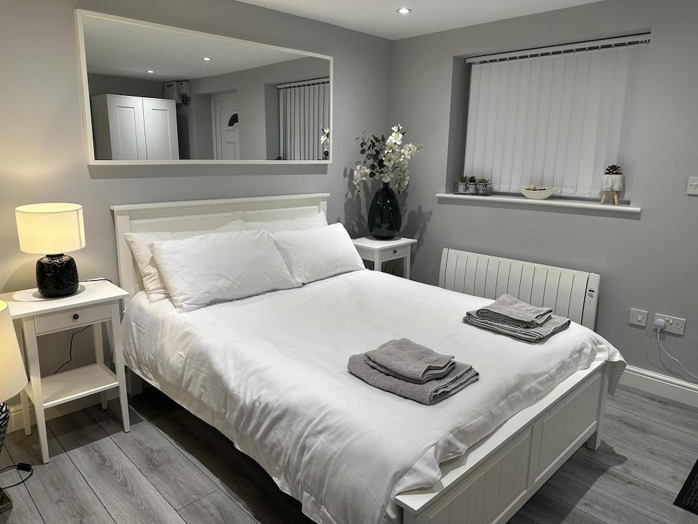 بيوتيفول 1 بد مودرن لاكشري أبارتمنت إن لوتون غرفة