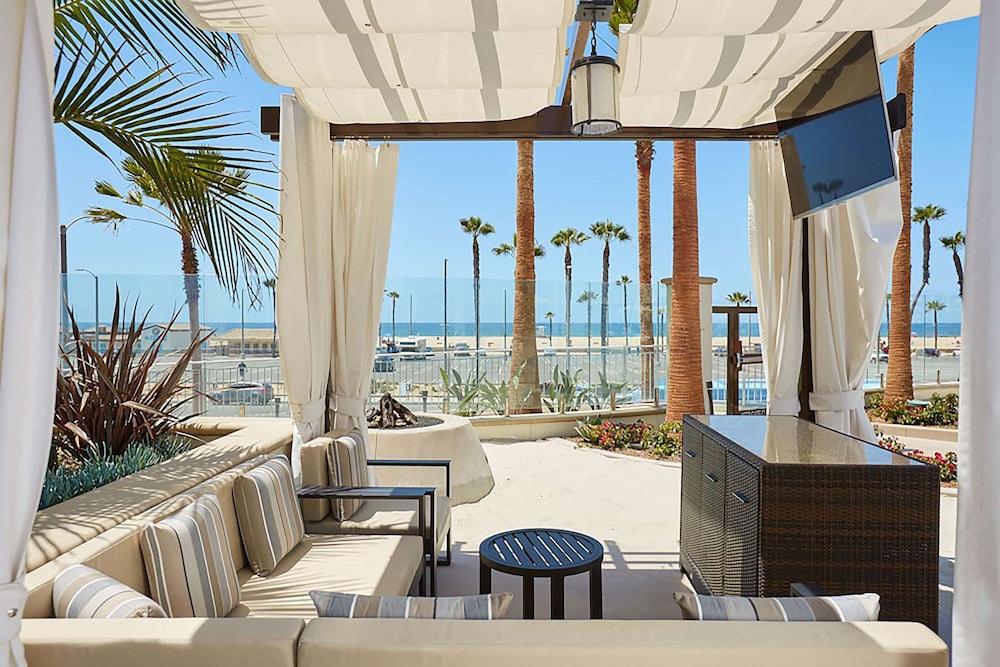 ذا وتر فرونت بيتش رزورت، إيه هيلتون هوتل المنطقة الخارجية