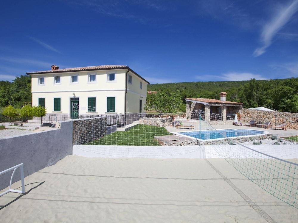 أتراكتيف فيلا ويذ برايفت سويمينج بول، بيتش فوليبول آند فينسد جاردن زحليقة مائية