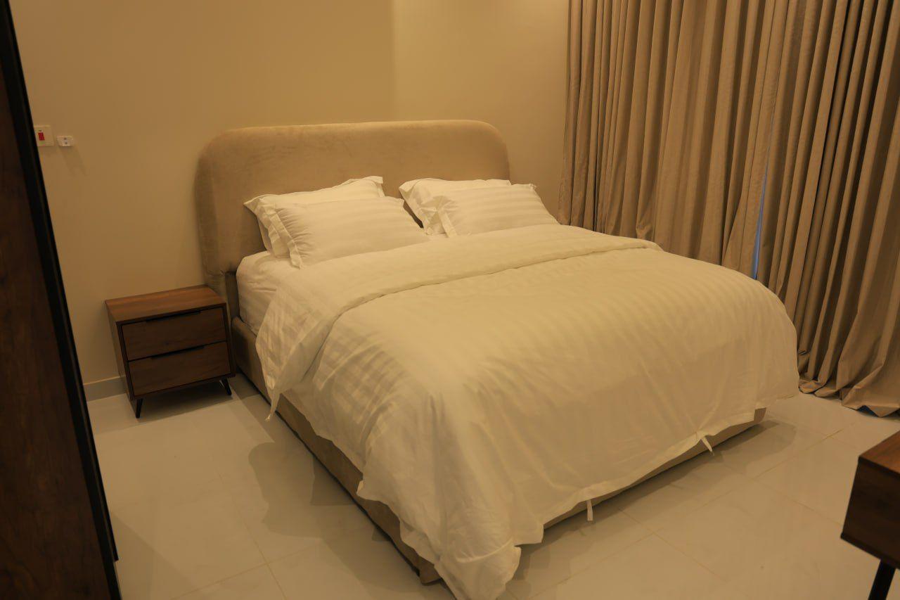 شقة بتصميم جذاب بأثاث مريح وبسيط | 5582 غرفة نوم