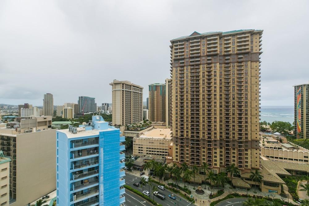 ديسكفري باي وان بدروم كوندوس وذ كيتشن آند فري ويفي! المنطقة الخارجية