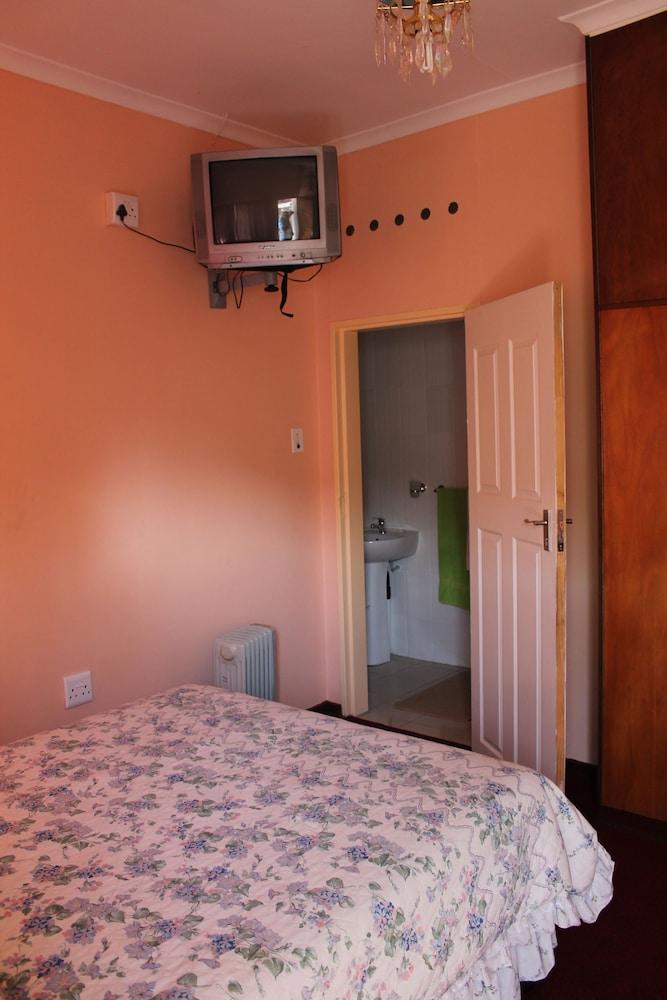 Mohlongwafatshe Guest House Room