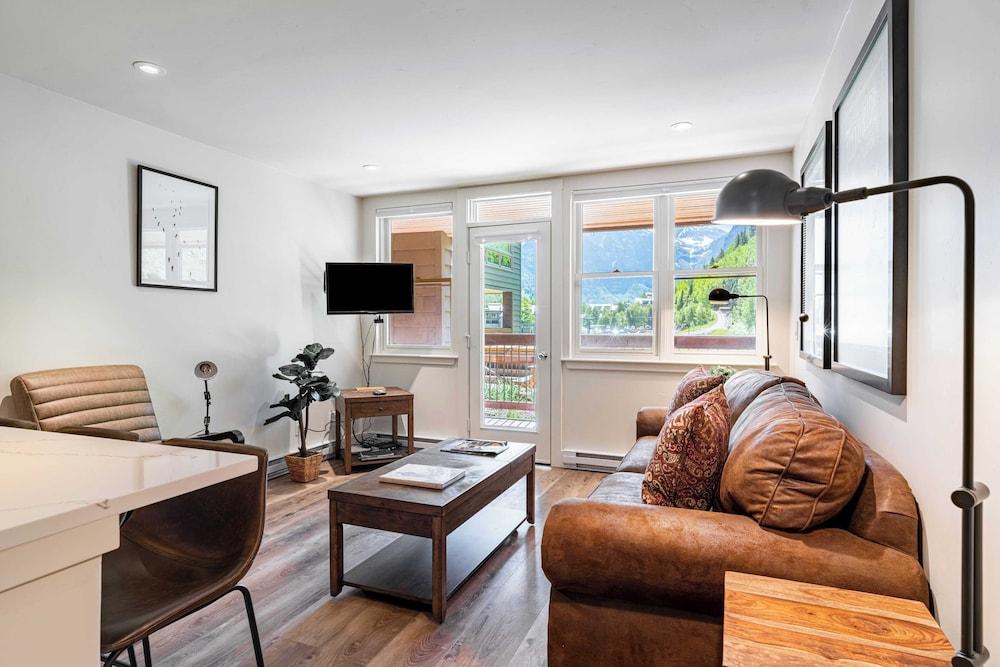 Etta Place 7 by Avantstay Ski In/ Ski Out Unit w/ Striking Views! Featured Image