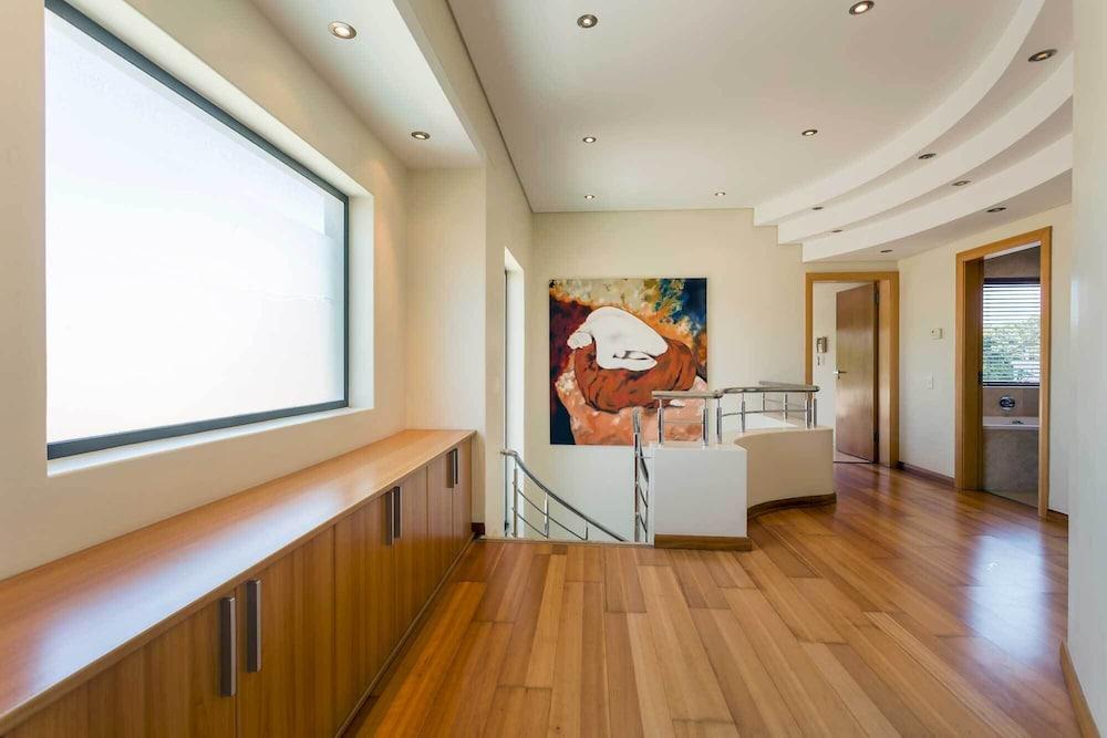 هوم أواي فروم هوم أون إه سيكور جولف إستايت، سيتواتيد نيكست تو ذي أوشن آند جولف داخلي