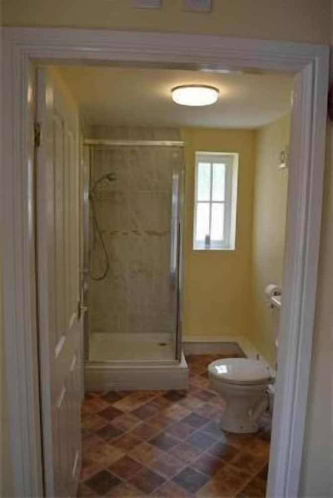 The Red Lion Bathroom