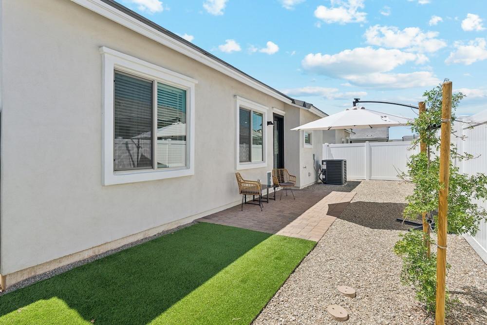 جليمينج كونتيمبوراري هوم بول  بي ب ي المنطقة الخارجية