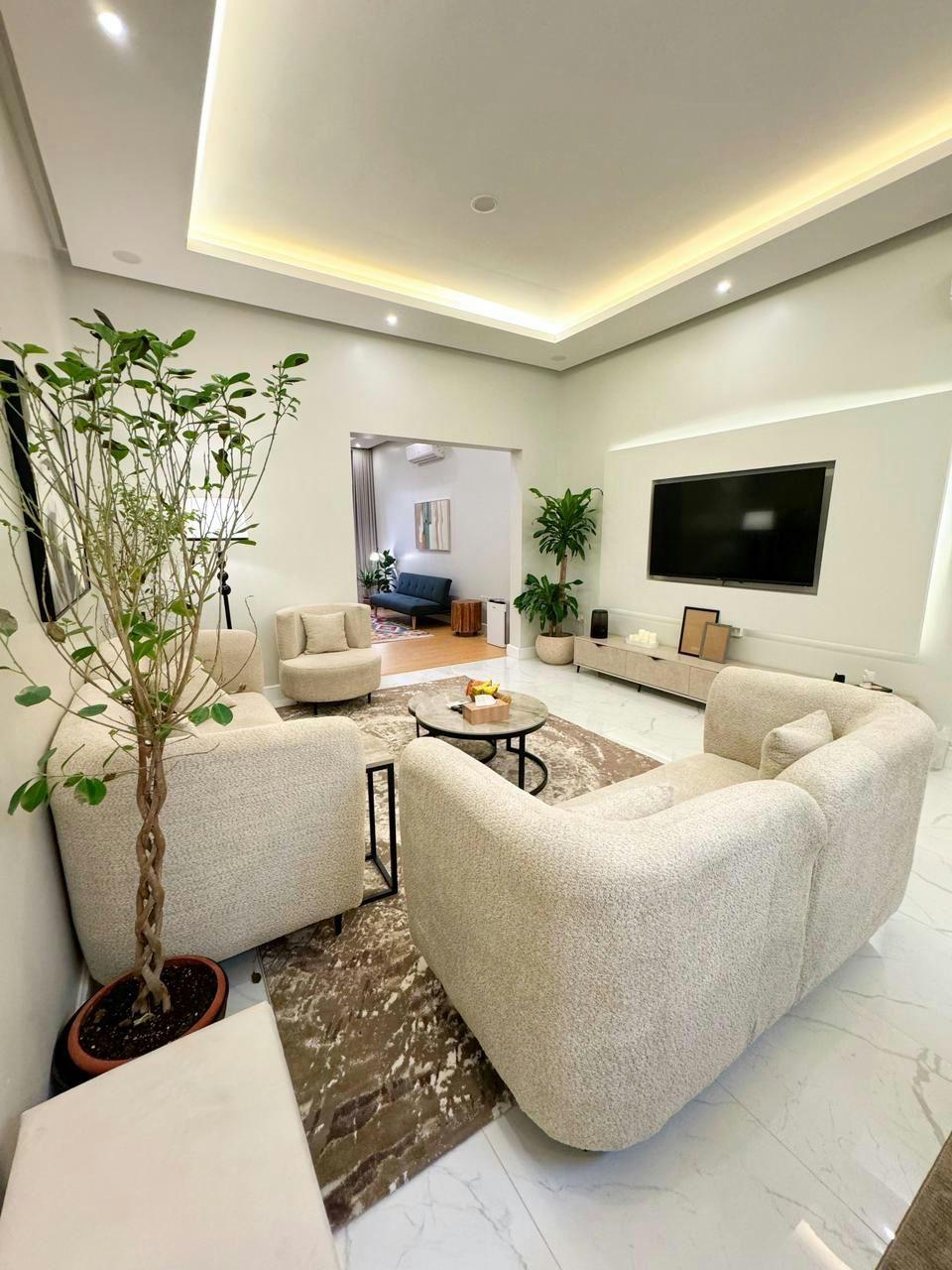 Elegant Apartment with Self Check-in | 4741 Living Room