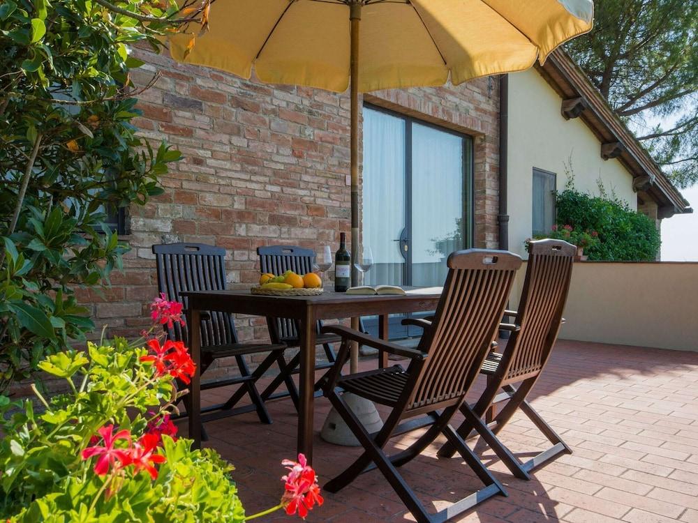 فارم هاوس إن تشيانتي ويذ بول آند تيراس