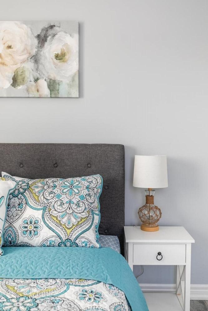 مودرن  بد روم هاوس ستيبس تو ذا بيتش غرفة