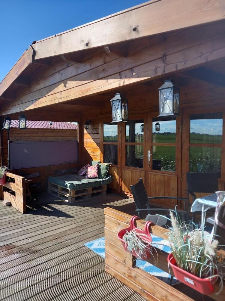 جاكوزي، كوس، ديريفارم، ريلاكسينج، سليبينج المنطقة المحيطة بالمنشأة