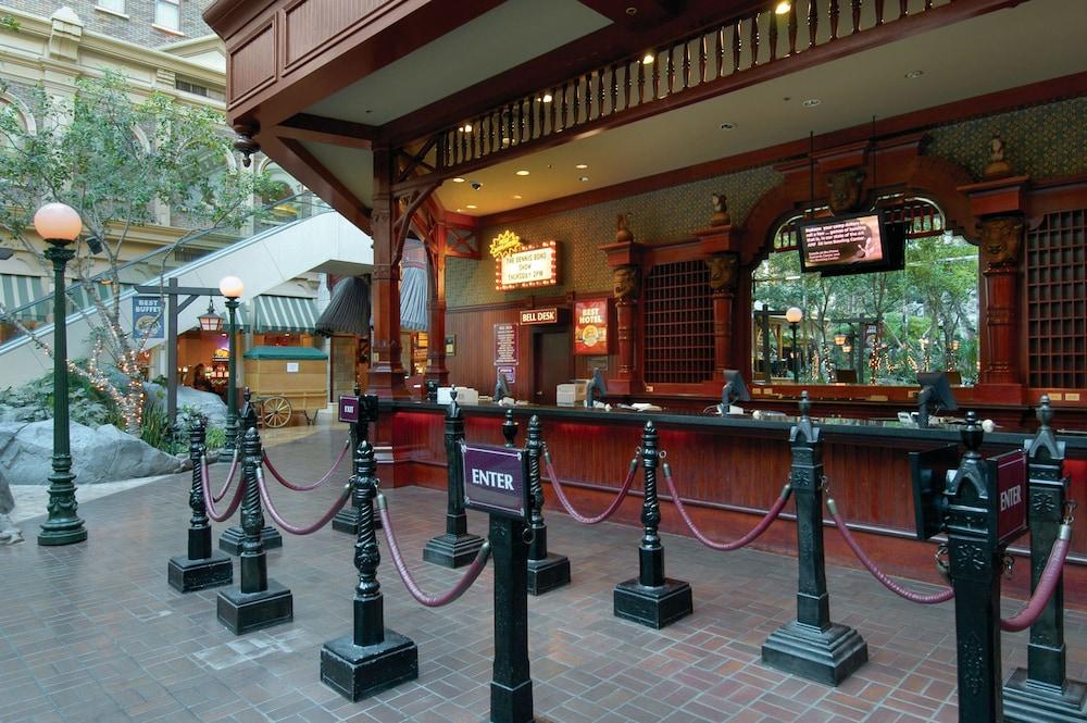 سامز تاون هوتل آند جامبلينج هول الردهة