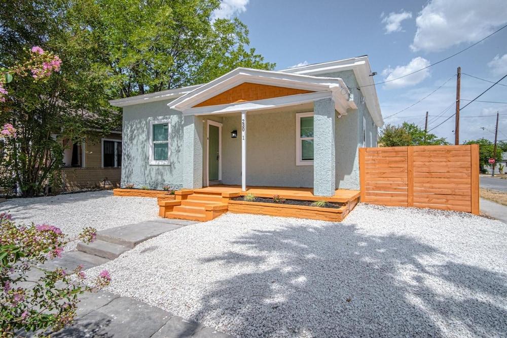 Cozy and Lovely 2BR 2BA Apt A Near Lively Downtown Room