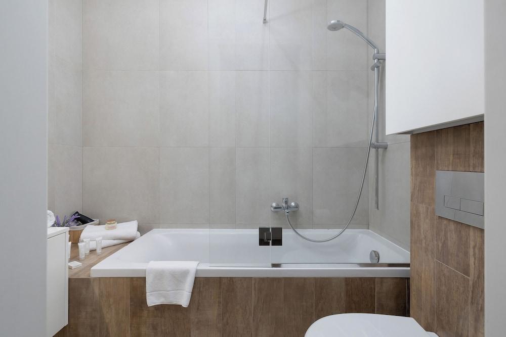Studio With A/C Kazimierz by Renters Bathroom