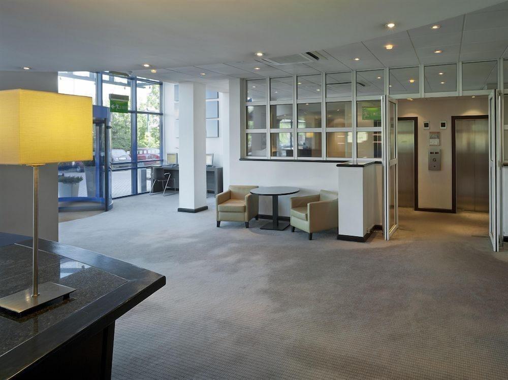 هوليداي إن لندن برنت كروس، آن آي آيتش جي هوتل الردهة