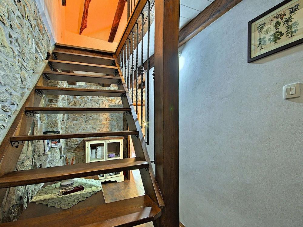 تشارمينج هوليداي هوم ويذ برايفت بول، سوروندد باي فاينياردز آند أوليف جروفس داخلي