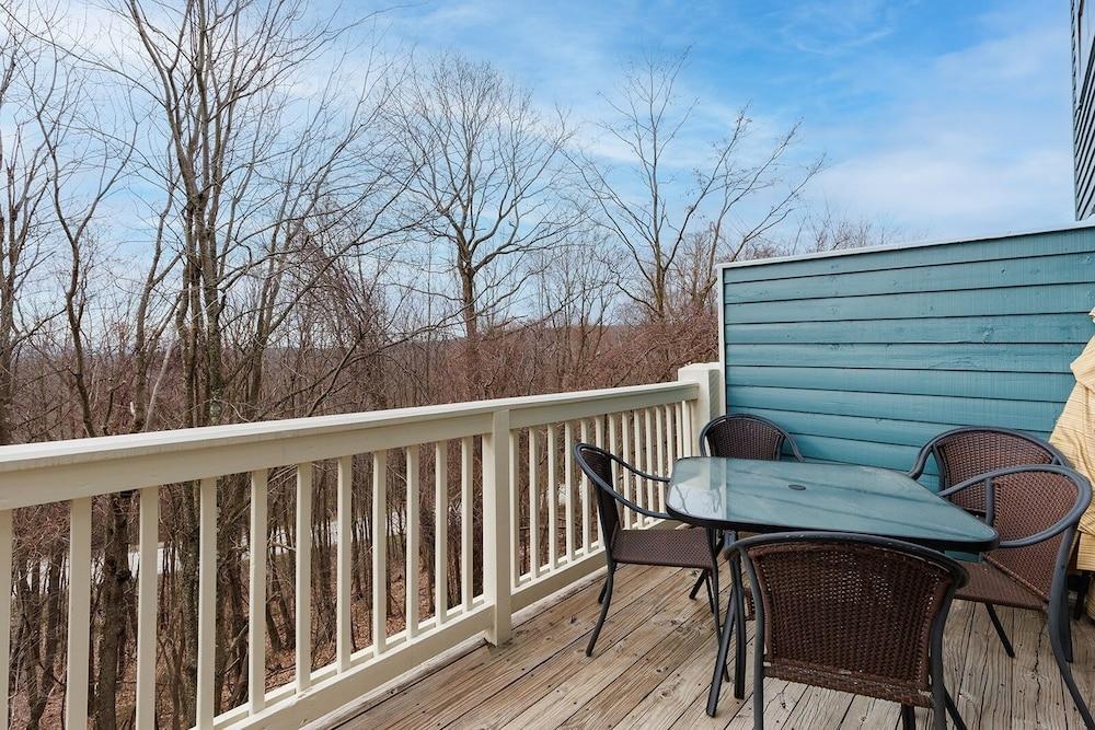Seven Springs 4 BR Premium Condo, Deck with Views by RedAwning Property Grounds