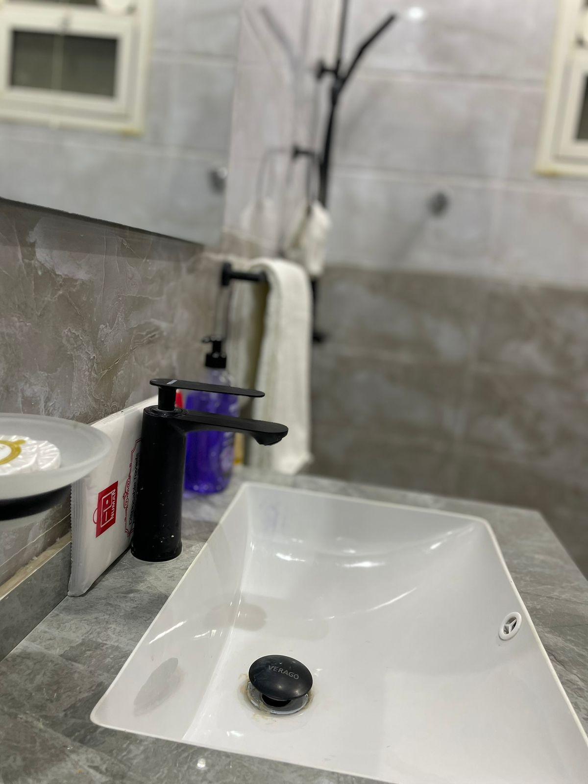 Modern Apartment with Self Check-in | 5682 Bathroom