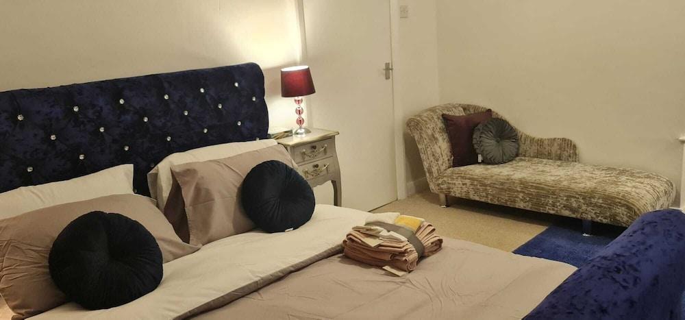Immaculate 3-bed House in Middleton Room
