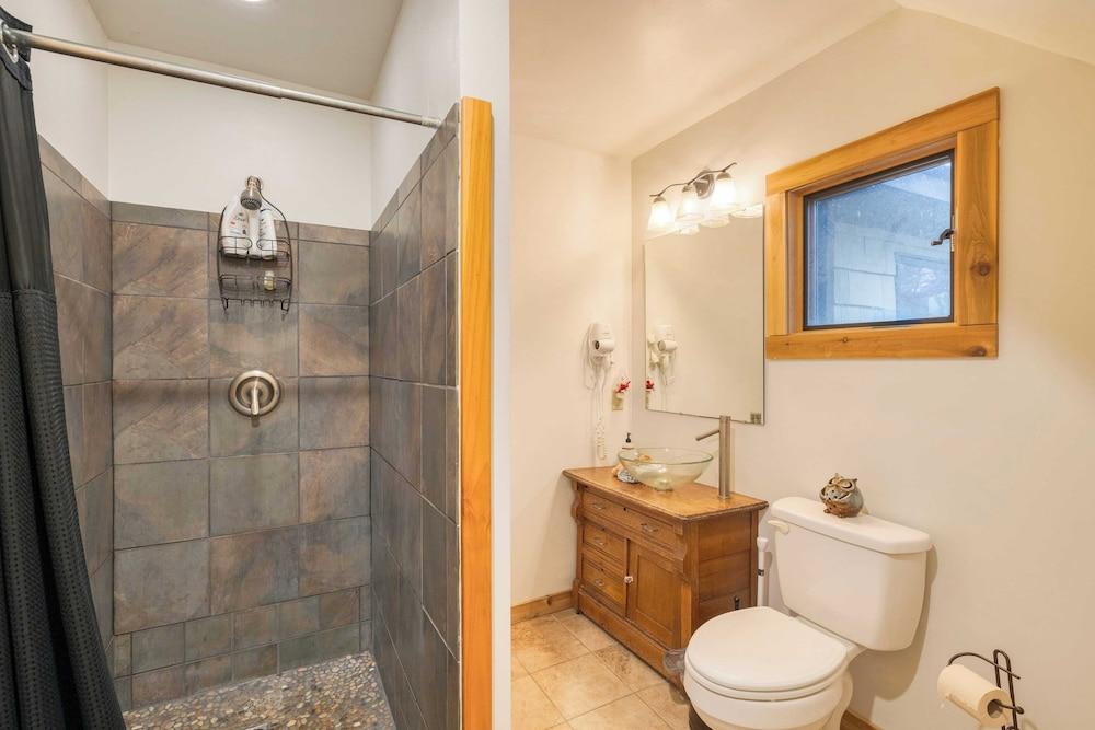 ستاري وودز باي أفانتستاي ريتريت نير أشفيل حمام