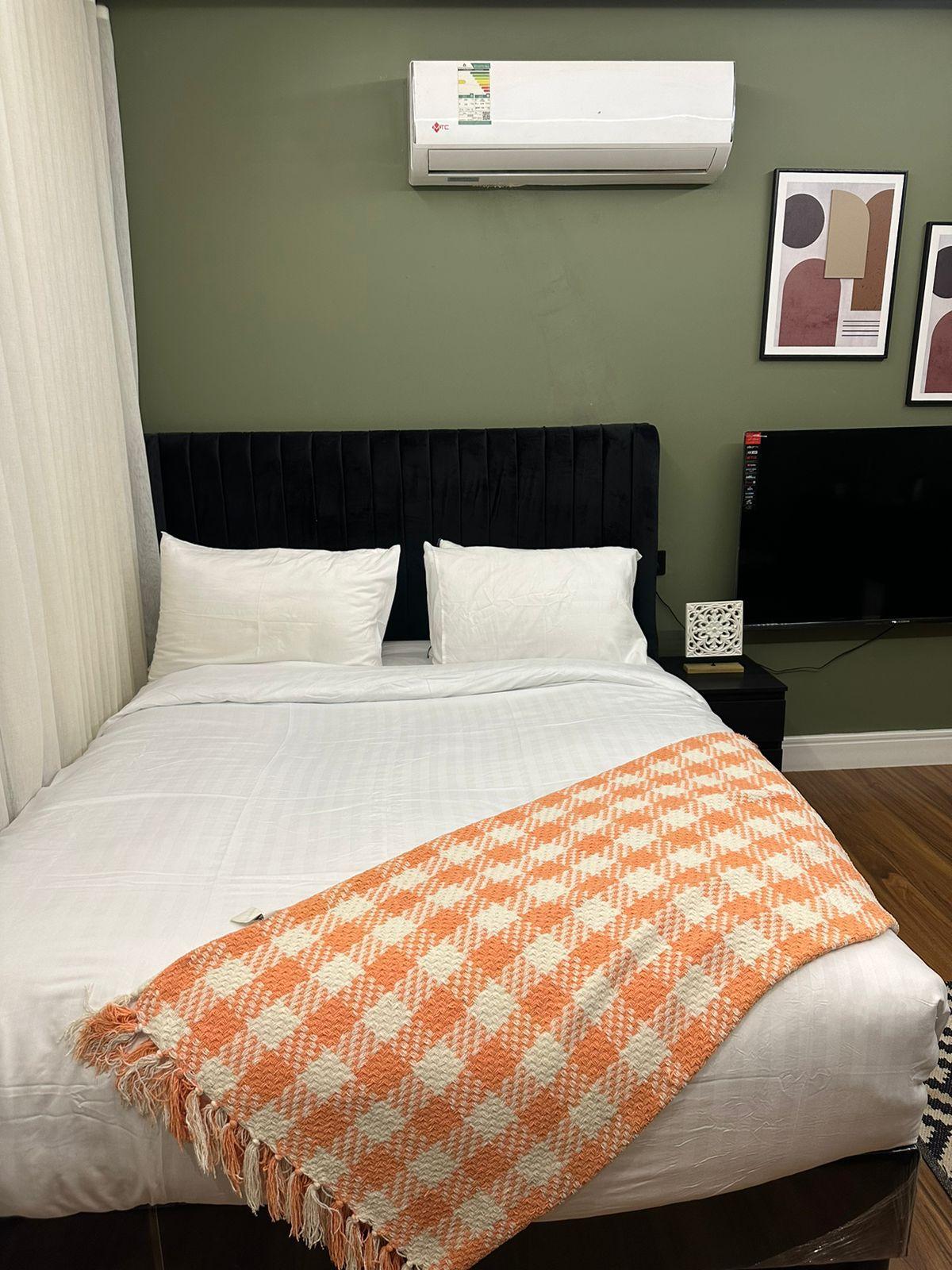  Elegant Studio with Self Check-in | 5776 Bedroom