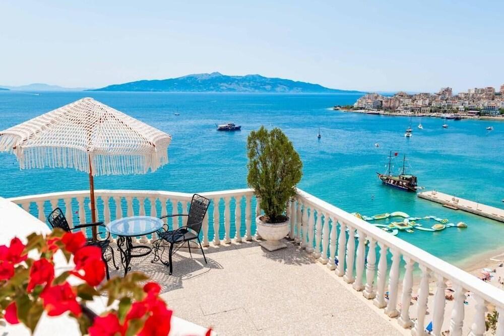 Monte Cristo Hotel with Rooftop Pool Outdoor Pool